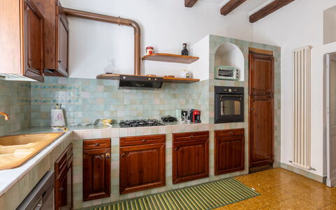 Operapartment: Cocina, Mostrador, Aparato De Cocina, Diseño De Interiores, Piso, Electrodoméstico, Gabinetes, Madera, Estufa De Cocina, Techo