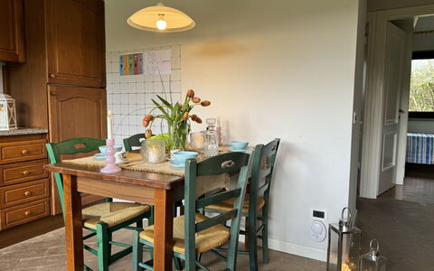 Green Hills 13: Mueble, Diseño De Interiores, Piso, Comedor, Silla, Mesa, Madera, Cocina Y Comedor Mesa, Suelo, Habitación