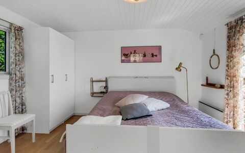 Tobias - 45M to the Fjord: Cama, Mueble, Diseño De Interiores, Lecho, Habitación, Sábana, Pared, Piso, Suelo, Techo