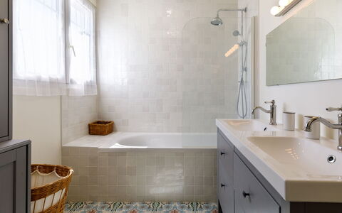 Charme de la Plage de Port Lin: Baño, Diseño De Interiores, Piso, Pared, Arreglo De Tubería, Suelo, Mueble De Baño, Bañera, Lavabo, Techo
