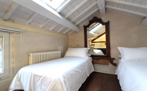 Design Loft, Romantic Retreat, Feltre: Madera, Diseño De Interiores, Suelo, Techo, Piso, Habitación, Cama, Casa, Madera Dura, Ático