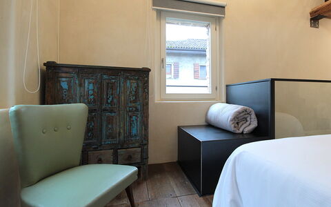 Design Loft, Romantic Retreat, Feltre: Pared, Diseño De Interiores, Madera, Mueble, Suelo, Piso, Encendiendo, Habitación, Cama, Habitación