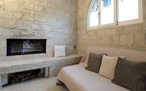 Design Loft, Romantic Retreat, Feltre: Pared, Piso, Diseño De Interiores, Suelo, Pared De Piedra, Mueble, Sofá, Techo, Sala, Habitación