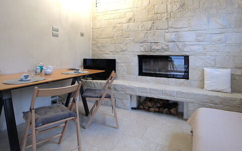 Design Loft, Romantic Retreat, Feltre: Pared, Mueble, Piso, Diseño De Interiores, Suelo, Pared De Piedra, Techo, Habitación, Sala, Silla