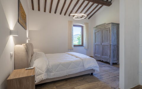 Villetta Cafaggio, Ac, Wifi, Panzano In Chianti: Cama, Habitación, Diseño De Interiores, Mueble, Pared, Lecho, Sábana, Piso, Madera, Techo