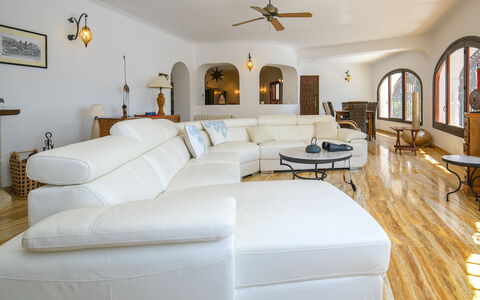 Casela: Mueble, Sofá, Piso, Diseño De Interiores, Suelo, Madera, Sala, Techo, Suelos De Madera
