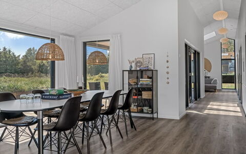 Petri - 1Km from the Sea: Diseño De Interiores, Madera, Piso, Techo, Suelo, Suelos De Madera, Mueble, Lámpara, Cocina Y Comedor Mesa, Sala