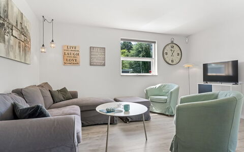 Agneta - 1Km from the Sea: Mueble, Diseño De Interiores, Sofá, Piso, Suelo, Pared, Sala, Habitación, Techo, Madera