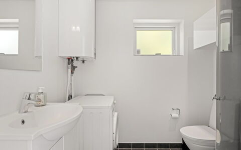 Agneta - 1Km from the Sea: Baño, Arreglo De Tubería, Diseño De Interiores, Piso, Pared, Suelo, Asiento Del Baño, Baño, Lavabo Del Baño, Lavabo