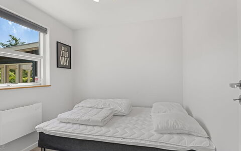 Agneta - 1Km from the Sea: Cama, Habitación, Diseño De Interiores, Pared, Lecho, Sábana, Techo, Suelo, Madera, Piso