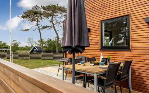 Jerrik - 200M from the Sea: Madera, Casa, Porche, Cubierta, Madera Dura, Techo, Manchas De Madera, Suelos De Madera, Eco Hotel