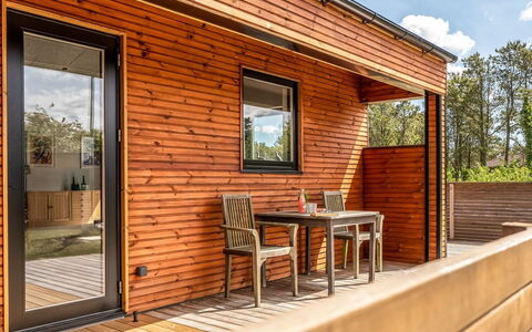 Jerrik - 200M from the Sea: Madera, Casa, Porche, Cubierta, Madera Dura, Techo, Manchas De Madera, Suelos De Madera, Eco Hotel