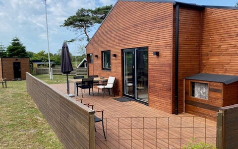 Jerrik - 200M from the Sea: Madera, Casa, Porche, Cubierta, Madera Dura, Techo, Manchas De Madera, Suelos De Madera, Eco Hotel