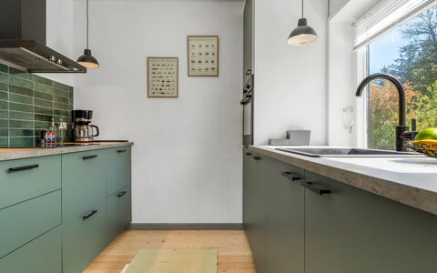 Arben - 900M from the Sea: Cocina, Mostrador, Diseño De Interiores, Gabinetes, Piso, Aparato De Cocina, Mueble, Lámpara, Electrodoméstico, Suelo