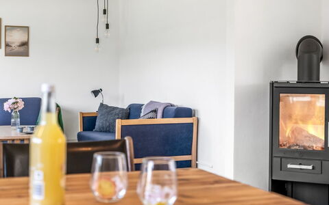 Arben - 900M from the Sea: Mueble, Diseño De Interiores, Piso, Habitación, Sala, Electrodoméstico, Manchas De Madera, Silla, Madera Dura, Marco