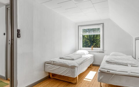 Arben - 900M from the Sea: Pared, Madera, Habitación, Piso, Suelo, Diseño De Interiores, Techo, Cama, Lecho, Habitación