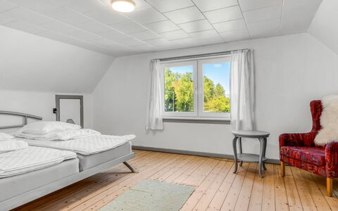 Arben - 900M from the Sea: Techo, Diseño De Interiores, Piso, Suelo, Habitación, Mueble, Encendiendo, Cama, Habitación, Lecho