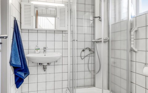 Arben - 900M from the Sea: Baño, Arreglo De Tubería, Diseño De Interiores, Piso, Suelo, Baño, Plomería, Lavabo, Habitación, Lavabo Del Baño