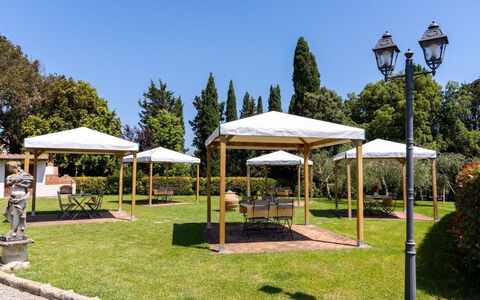 Tenuta i Mandorli, Pool, Wifi, Peccioli: Jardín, Sombra, Pabellón, Estructura Al Aire Libre, Cobertura Del Suelo, Kiosko, Césped, Paisajismo, Yarda, Pabellón