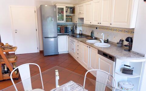Casa Delle Chicche - Imperia: Mueble, Cocina, Aparato De Cocina, Mostrador, Piso, Electrodoméstico, Gabinetes, Diseño De Interiores, Madera, Suelo
