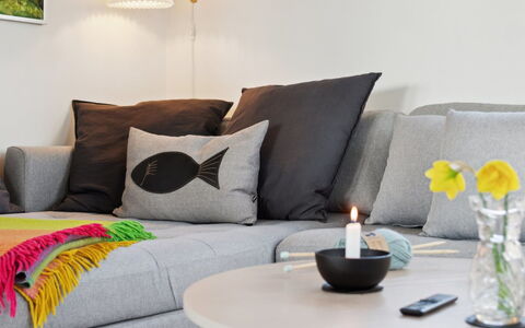 Amaja - 600M from the Sea: Mueble, Diseño De Interiores, Sofá, Amortiguar, Sala, Piso, Arrojar La Almohada, Suelo, Almohada, Encendiendo