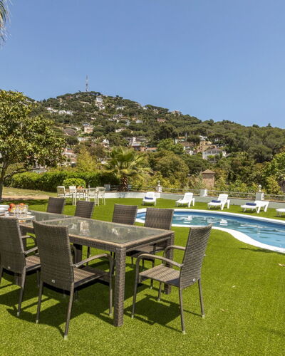 Castellet: Piscina, Recurso, Jardín, Césped, Paisajismo, Eco Hotel, Mueble Para Exteriores, Césped Artificial, Sombra, Yarda