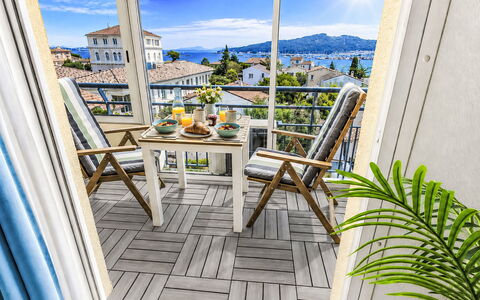 La Croisette: Departamento, Casa, Mueble Para Exteriores, Mueble, Diseño Urbano, Balcón, Silla, Mesa Al Aire Libre, Porche, Cubierta