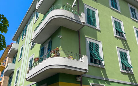 Corso Roma 15 Vacanze - Levanto: Edificio, Fachada, Departamento, Barrio Residencial, Diseño Urbano, Casa, Condominio, Balcón, Uso Mixto, Pintar