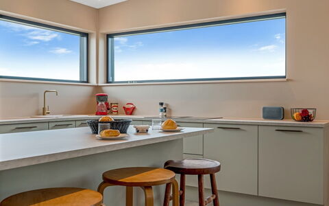 Stjerne - 300M to the Fjord: Diseño De Interiores, Techo, Encendiendo, Mostrador, Piso, Cocina, Mueble, Casa, Habitación, Lámpara