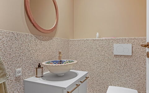 Stjerne - 300M to the Fjord: Arreglo De Tubería, Piso, Suelo, Baño, Plomería, Diseño De Interiores, Lavabo, Grifo, Cerámico, Lavabo Del Baño