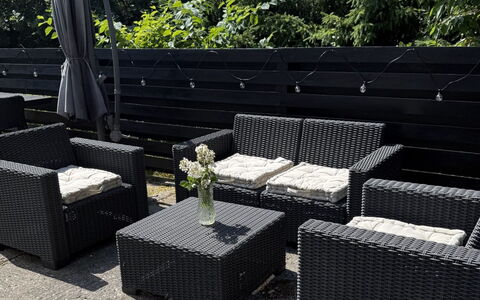 Aamunde - 600M from the Sea: Mueble, Mueble Para Exteriores, Maceta, Mimbre, Planta De Casa, Jardín, Silla, Mesa Al Aire Libre, Madera Dura