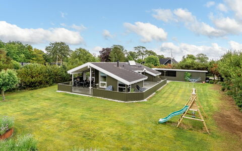 Windelgard - from the Sea: Casa, Techo, Barrio Residencial, Casa, Cabaña, Inmuebles, Césped, Jardín, Casa De Campo, Yarda