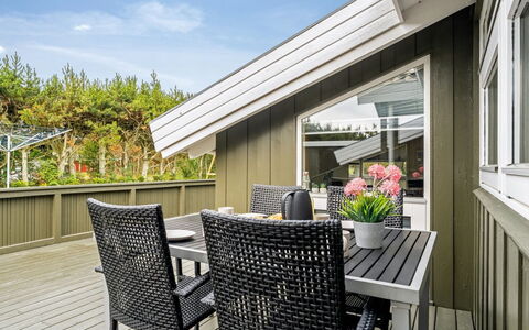 Windelgard - from the Sea: Madera, Piso, Arquitectura, Casa, Mueble, Suelo, Puerta, Silla, Porche, Madera Dura