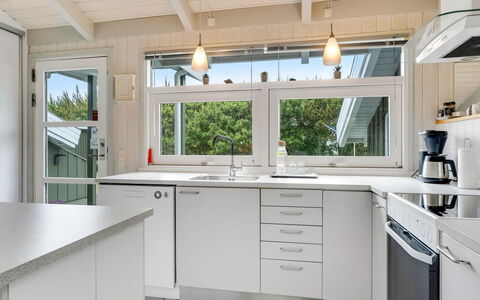 Windelgard - from the Sea: Cocina, Mostrador, Diseño De Interiores, Aparato De Cocina, Piso, Gabinetes, Madera, Electrodoméstico, Lavabo, Fregadero