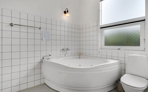 Windelgard - from the Sea: Arreglo De Tubería, Baño, Diseño De Interiores, Piso, Bañera, Suelo, Plomería, Techo, Grifo, Material Compuesto