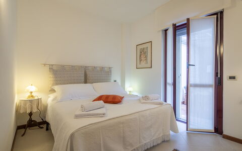 Bonaria Boutique House Ac, Wifi, Cinque Terre: Pared, Diseño De Interiores, Suelo, Madera, Habitación, Cama, Piso, Habitación, Sábana, Techo
