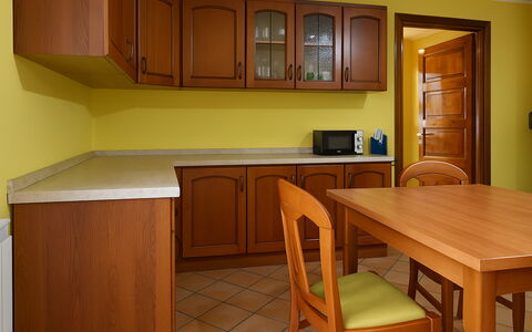 Casa Carletto, Abruzzo: Mueble, Madera, Piso, Diseño De Interiores, Gabinetes, Suelo, Cocina, Marrón, Mostrador, Alacena