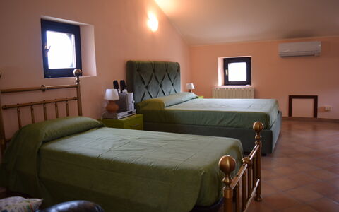 Casa Carletto, Abruzzo: Mueble, Diseño De Interiores, Piso, Suelo, Habitación, Cama, Madera, Habitación, Lecho, Sábana