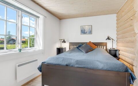 Edzard - 900M from the Sea: Mueble, Habitación, Diseño De Interiores, Cama, Madera, Techo, Piso, Suelo, Habitación, Sábana