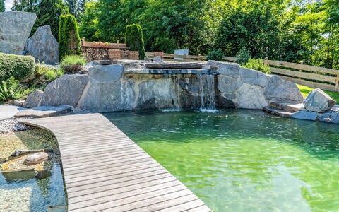 Oase im Grünen: Klippe, Jardín, Paisajismo, Piscina, Fuente De Agua, Patio Interior, Estanque, Recurso, Eco Hotel, Diseño