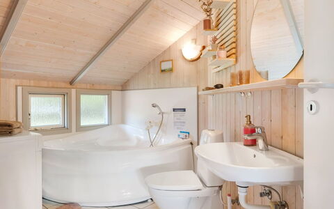 Kuisma - 11Km from the Sea: Diseño De Interiores, Arreglo De Tubería, Madera, Piso, Techo, Suelo, Baño, Habitación, Plomería, Encendiendo