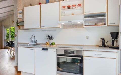 Kuisma - 11Km from the Sea: Cocina, Aparato De Cocina, Mostrador, Diseño De Interiores, Mueble, Electrodoméstico, Piso, Madera, Gabinetes, Electrodoméstico