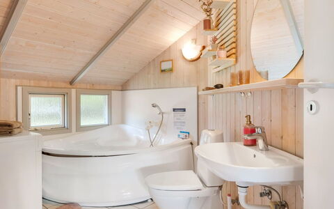 Kuisma - 11Km from the Sea: Arreglo De Tubería, Diseño De Interiores, Madera, Piso, Techo, Suelo, Baño, Bañera, Plomería, Habitación