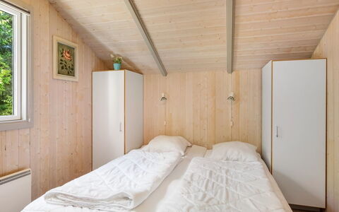 Kuisma - 11Km from the Sea: Pared, Madera, Habitación, Casa, Puerta, Suelo, Cama, Techo, Madera Dura, Manchas De Madera
