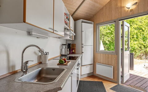 Kuisma - 11Km from the Sea: Madera, Casa, Cocina, Diseño De Interiores, Electrodoméstico, Puerta, Mostrador, Lavabo, Manchas De Madera, Techo