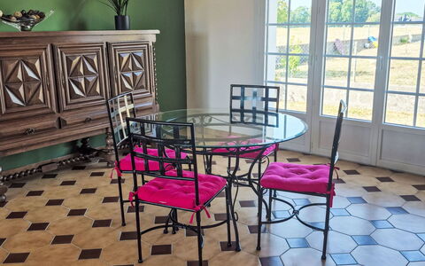 Villa Colette: Mueble, Mueble Para Exteriores, Silla, Mesa, Mesa Al Aire Libre, Patio, Jardín, Cocina Y Comedor Mesa, Sombra, Mesa De Café
