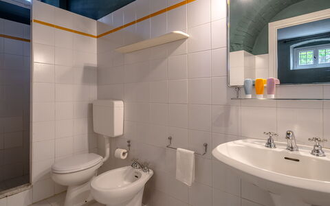 Passignano: Baño, Lavabo Del Baño, Arreglo De Tubería, Pared, Lavabo, Asiento Del Baño, Piso, Baño, Grifo, Suelo