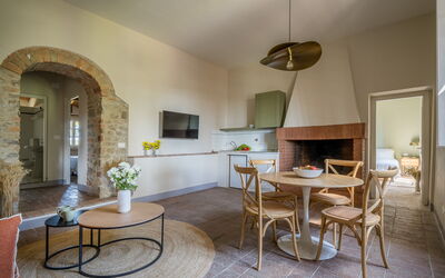 Relais Badia a Passignano - Appartamento Syrah: Mueble, Diseño De Interiores, Silla, Piso, Encendiendo, Mesa, Suelo, Techo, Cocina Y Comedor Mesa, Sala