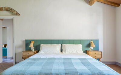 Relais Badia a Passignano - Appartamento Merlot: Mueble, Cama, Diseño De Interiores, Habitación, Lecho, Sábana, Madera, Linos, Piso, Suelo