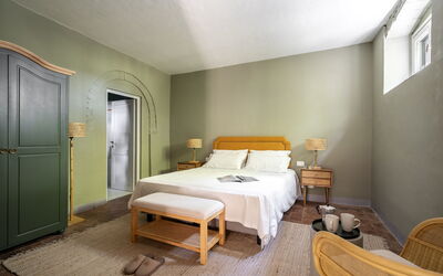 Relais Badia a Passignano - Appartamento Sangioves: Mueble, Cama, Pared, Diseño De Interiores, Habitación, Suelo, Piso, Madera, Sábana, Lecho